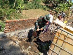 Ciptakan Kemanunggalan TNI dengan Rakyat, Babinsa Gotong Royong Pembangunan Talud