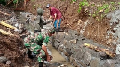 Kemanunggalan TNI Rakyat, Babinsa Gotong Royong Buat Talud