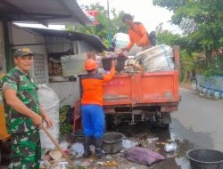 Peduli Lingkungan, Bati Bakti TNI Bersama DKP Bersihkan Tumpukan Sampah Warga