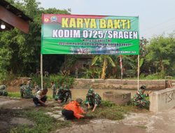 Cegah DBD, Ratusan TNI dan Warga Bersihkan Selokan