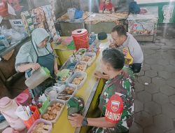 Duduk Santai di Warung Gorengan, Cara Jitu Babinsa Danukusuman Dekat Dengan Warganya