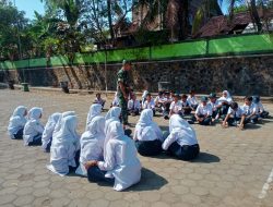 Babinsa Simo Berikan Materi Wasbang Siswa MTS