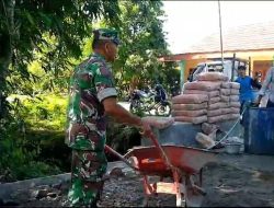 Babinsa bersama Masyarakat Garap Cor Jalan