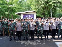 Kodim 0726/Sukoharjo dan Polres Sukoharjo bersinergi, Bersihkan Pasar Gawok dan Bagikan Paket Sembako