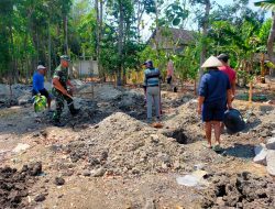 Sinergi TNI Bersama Rakyat, Babinsa Bantu Bangun Pondasi Rumah Warga