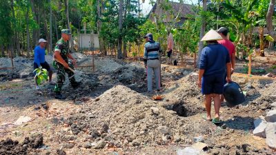 Sinergi TNI Bersama Rakyat, Babinsa Bantu Bangun Pondasi Rumah Warga