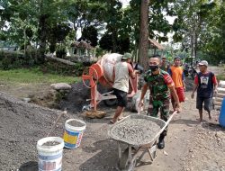 Membangun Desa Bersama Warga, Babinsa Kerja Bakti Pengecoran Jalan