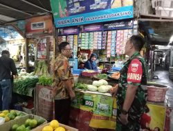 Babinsa Danukusuman Pantau Harga Sembako di Pasar Tradisional Harjodaksino