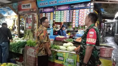 Babinsa Danukusuman Pantau Harga Sembako di Pasar Tradisional Harjodaksino