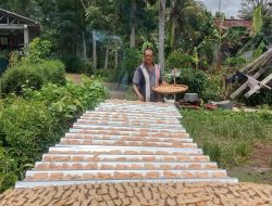 Sosok AGUS PRAWOTO Pengrajin Krupuk Ketela Rasa Bawang