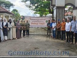 Berkah Ramadhan, Kejari Nagan Raya Bagi-Bagi Takjil Kepada Masyarakat