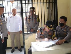 Waka Polres Purwakarta Lakukan Pengecekan Rutin dan Berikan Pengarahan di Ruang Tahanan