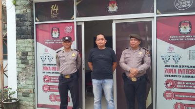 Personil Polres Labuhanbatu Melaksanakan Pengamanan di kantor KPU Kab. Labuhanbatu dan Labuhanbatu Utara