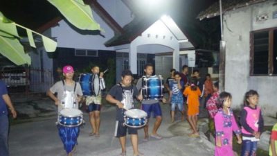 Antusias anak anak membangunkan saur keliling kampung.