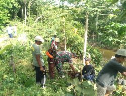 Babinsa dan Warga Lakukan Penghijauan di Bantaran Sungai Kadirno