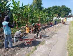 Optimalkan Pengairan Sawah Babinsa Kerja Bakti Bangun Talud Irigasi