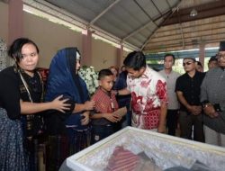 MELAYAT ALMARHUM IRWAN GINTING PENJABAT GUBERNUR SUMUT SAMPAIKAN DUKA MENDALAM