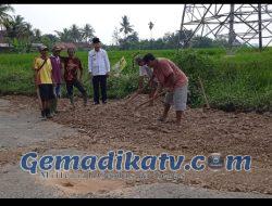 Masyarakat Dusun Cikubang Desa Way Layap Gotong Royong Bersama Timbun Jalan Berlubang