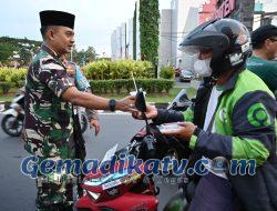 Sambut Pemudik, Dandim 0726/Sukoharjo dan Kapolres Bersama Pegiat Sosial Bagikan Ribuan Tajil