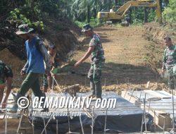 Hari ke 20 Satgas TMMD Reguler ke 120 Bersama Masyarakat Pasang Mal Rangka Besi Jembatan