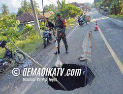 Babinsa Tinjau Lokasi Jalan Longsor Desa Binaan Semanding kecamatan Pengandonan (OKU)