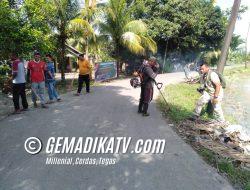 Satgas TMMD Reguler ke-120 Bersama Masyarakat Laksanakan Gotong Royong bersihkan bahu Jalan Menuju Lokasi TMMD