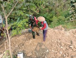 Dukung UMKM, Babinsa Bantu Bangun Warung Milik Warga