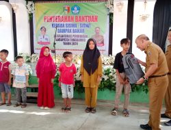 Pj Bupati Tanggamus Berikan Bantuan Dari DISDIK Tanggamus Untuk Siswa Siswi Korban Banjir Talang Padang