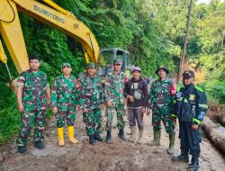 Giat Danramil Koramil 424-08/Ppg beserta anggota,pasca tanah longsor di Ulubelu