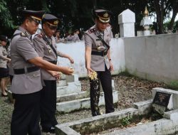 Sambut Hari Bhayangkara Ke-78 Wakapolres Langkat Pimpin Upacara Ziarah Makam Pahlawan