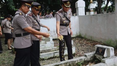 Sambut Hari Bhayangkara Ke-78 Wakapolres Langkat Pimpin Upacara Ziarah Makam Pahlawan