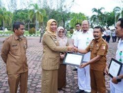 Pj Bupati Nagan Raya Fitriany Farhas Serahkan Sertifikat Akreditasi kepada Tujuh Puskesmas dari Kemenkes RI