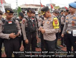 Komitmen Berantas Judi Online, Kapolres Tasik Kota Cek Langsung Telepon Genggam Personel