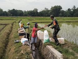 Bersama Warga, Serka Redi Elyanto Gotong Royong Bersihkan Saluran Irigasi