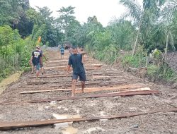 Terlihat Dengan Kompak satgas TMMD Reguler ke 120 Bersama Masyarakat Pasang Galar di lahan Pembuatan Jalan