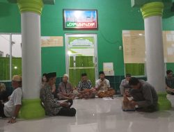 Musyawarah Panitia Qurban 1445H di Teras Mesjid Al-Amarullah Desa Empat Negeri Sukses