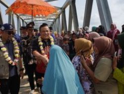 Dinilai Berjasa Bangun Jembatan Permanen, Masyarakat Menyambut Hangat Kedatangan Pj Gubri