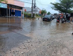 Pj Gubernur Riau Tinjau Jalan Rusak Tergenang Air Meluap