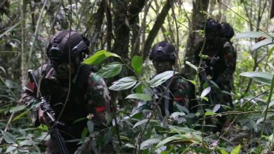 TNI Buru KKB Pembakar Sekolah Di Intan Jaya Papua Dan Menembak Dua Anggota KKB Saat Baku Tembak