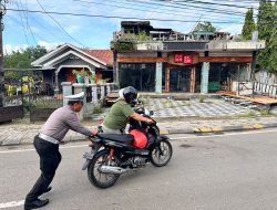 Atur Lalulintas Pagi, Personel Satlantas Polre Bone Dorong Motor Warga Yang Mogok